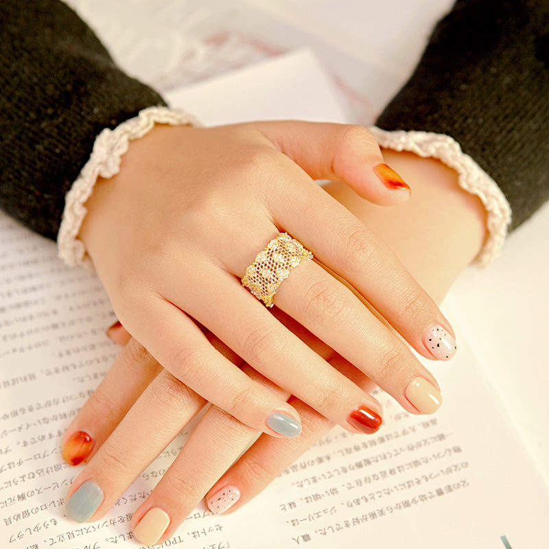 Offener Ring mit Spitzenwabenmuster und Blumenmuster 6029