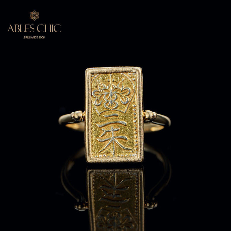 Ring mit Münzanhänger in Form von antiken Figuren