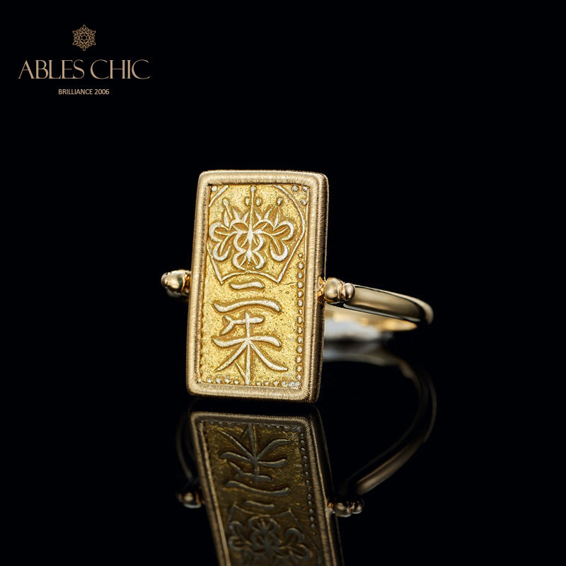 Ring mit Münzanhänger in Form von antiken Figuren