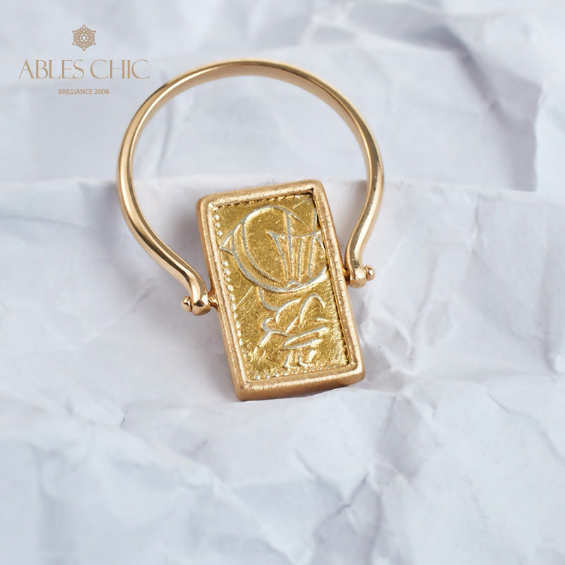 Ring mit Münzanhänger in Form von antiken Figuren