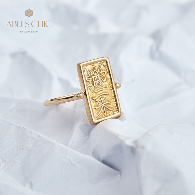 Ring mit Münzanhänger in Form von antiken Figuren