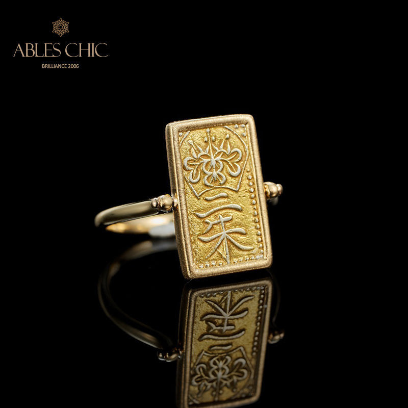 Ring mit Münzanhänger in Form von antiken Figuren
