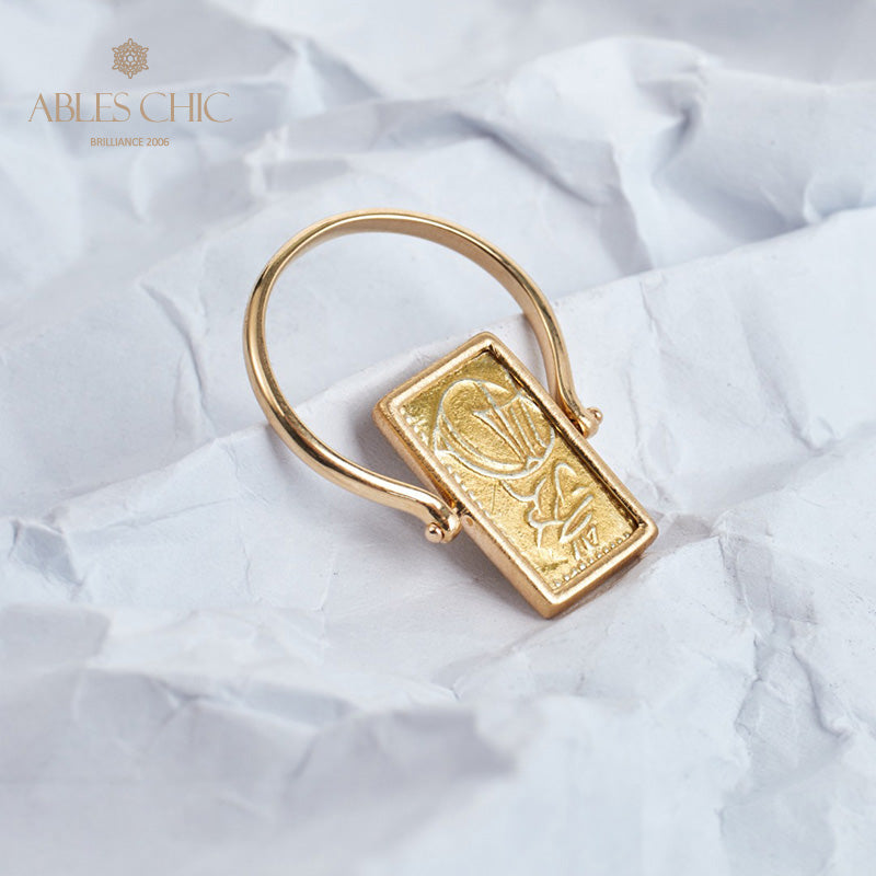 Ring mit Münzanhänger in Form von antiken Figuren
