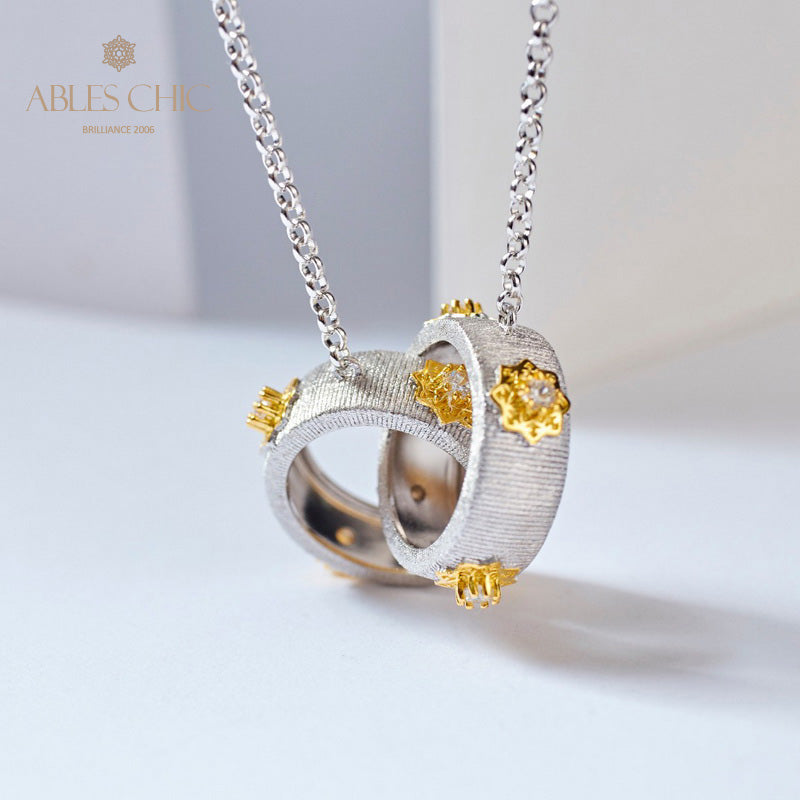 Halskette mit ineinandergreifenden Ringen und Seidenmuster 5861