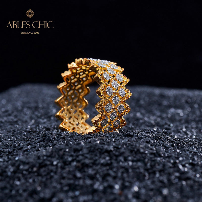 Offener Ring aus Spitze mit mehrreihigem Stein 5705