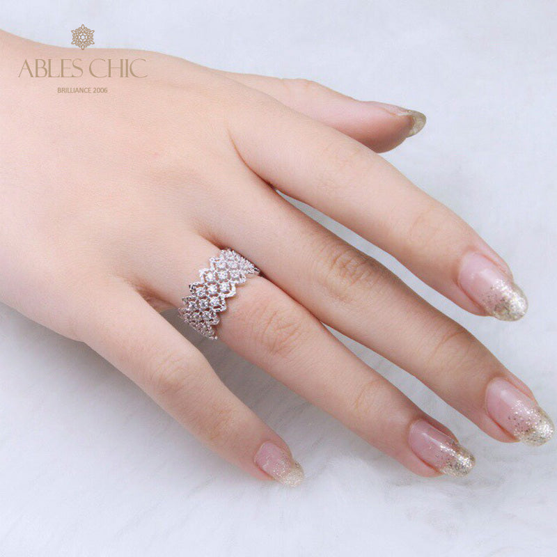 Offener Ring aus Spitze mit mehrreihigem Stein 5705
