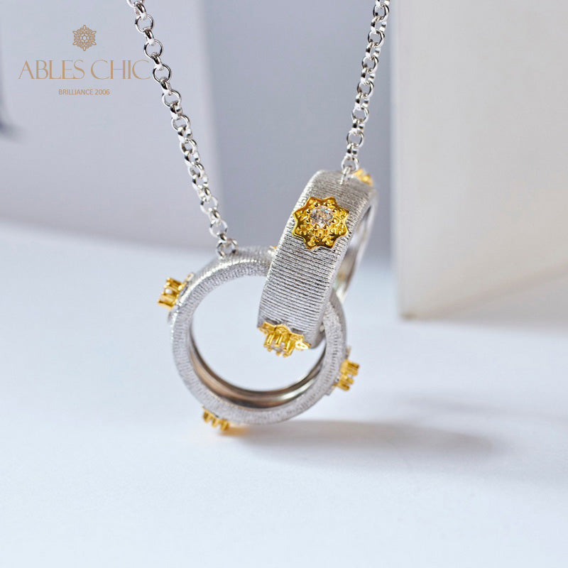 Halskette mit ineinandergreifenden Ringen und Seidenmuster 5861