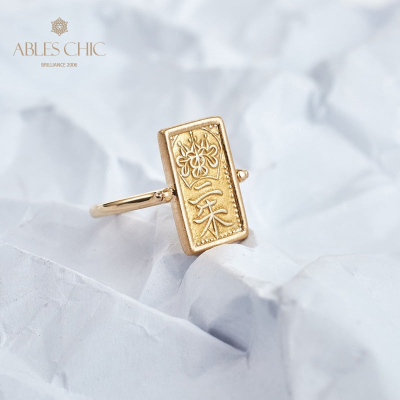 Ring mit Münzanhänger in Form von antiken Figuren