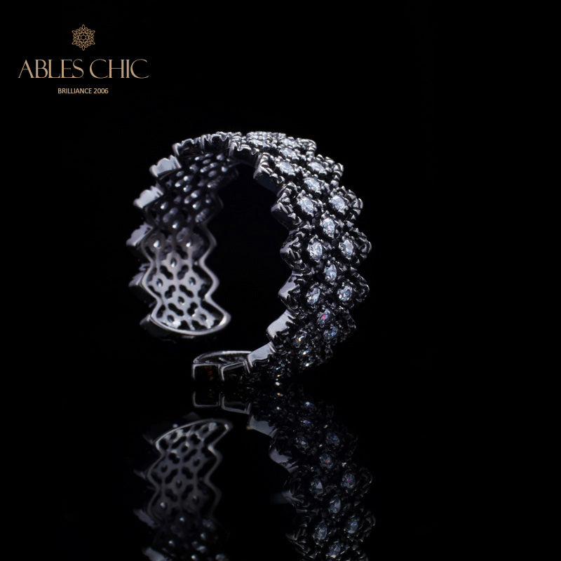 Offener Ring aus Spitze mit mehrreihigem Stein 5705