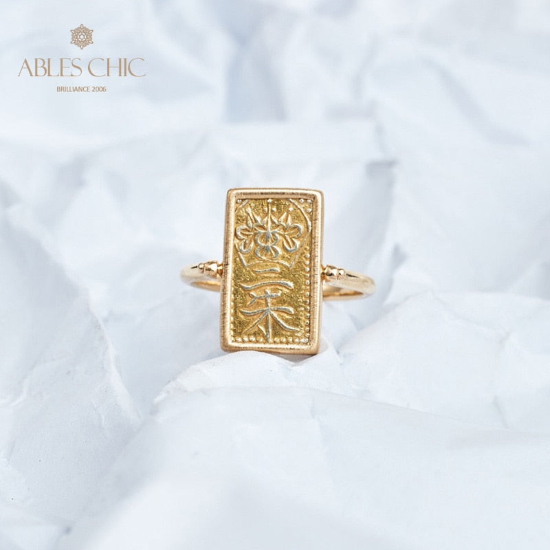 Ring mit Münzanhänger in Form von antiken Figuren