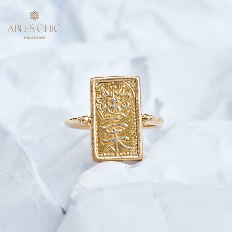Ring mit Münzanhänger in Form von antiken Figuren