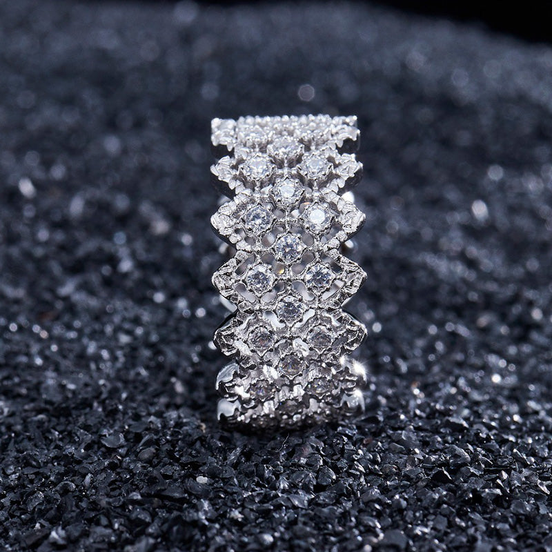 Offener Ring aus Spitze mit mehrreihigem Stein 5705