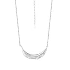 Halskette mit faltigen Blättern und Federn N1028