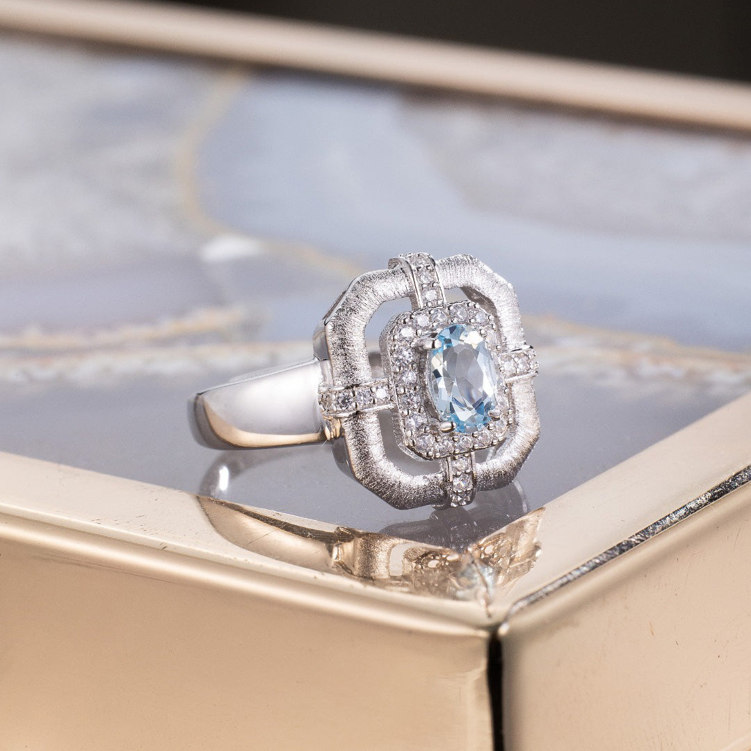 Traditioneller Ring mit natürlichem Topas 6214