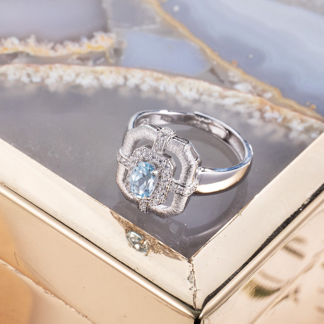 Traditioneller Ring mit natürlichem Topas 6214
