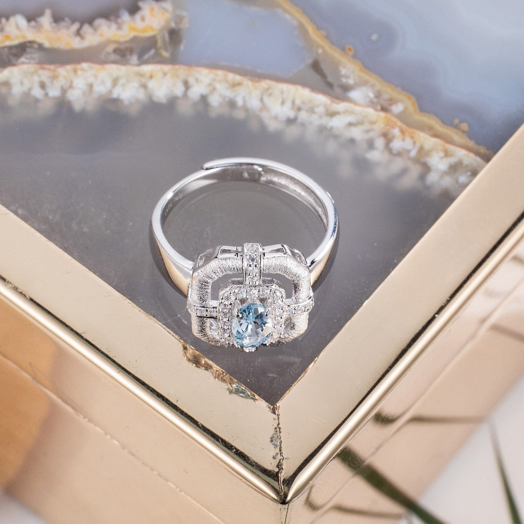 Traditioneller Ring mit natürlichem Topas 6214
