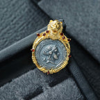 Römischer Münzanhänger mit Löwenrahmen 6339