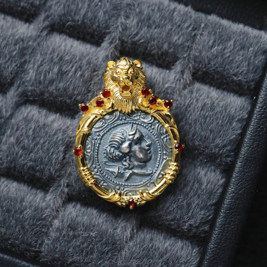 Römischer Münzanhänger mit Löwenrahmen 6339