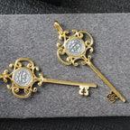 Filigraner Schlüsselanhänger mit römischer Münze 6340