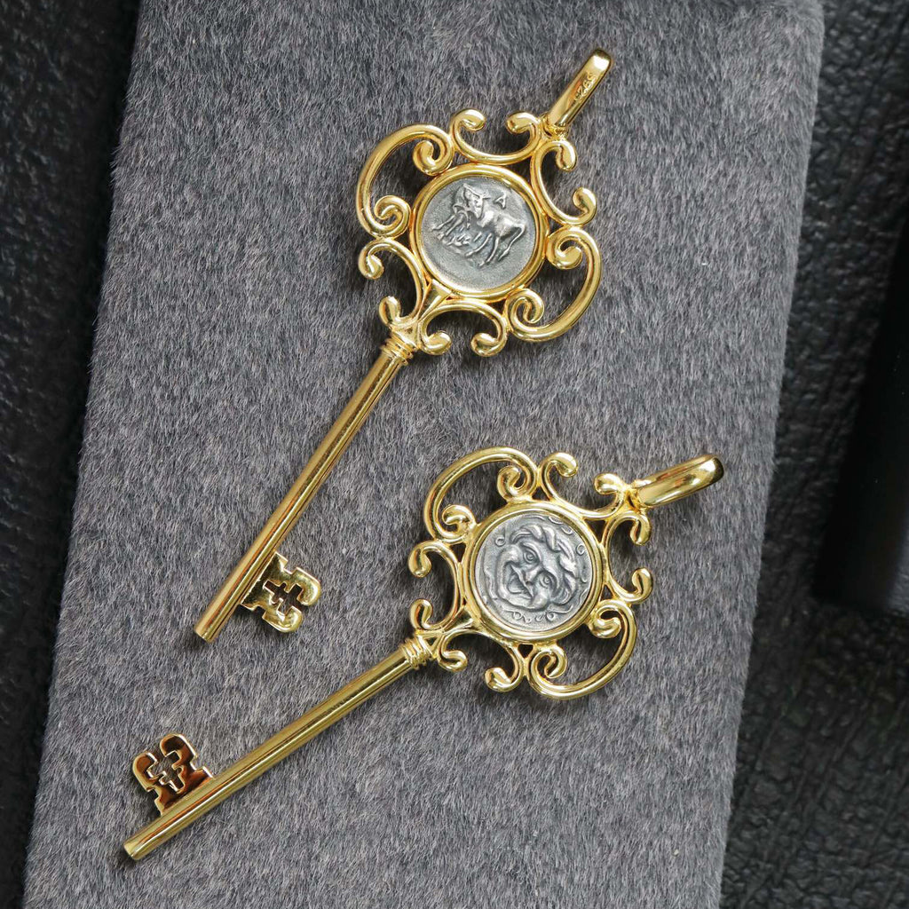Filigraner Schlüsselanhänger mit römischer Münze 6340