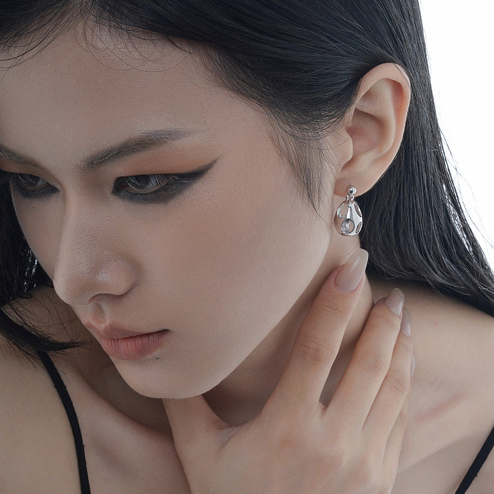 Tropfenförmige Ohrstecker mit Cutout E1206