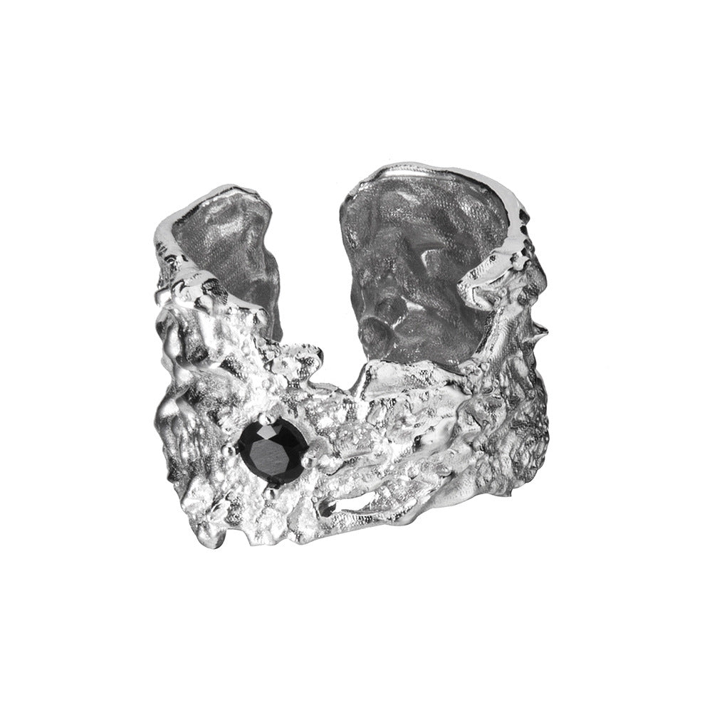 Breiter strukturierter Ring mit Zirkon-Akzent R1194