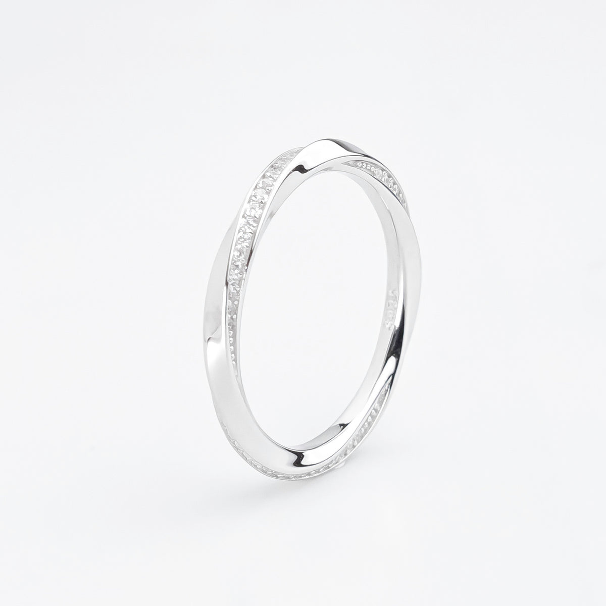 Infinite Flow Möbius Ring