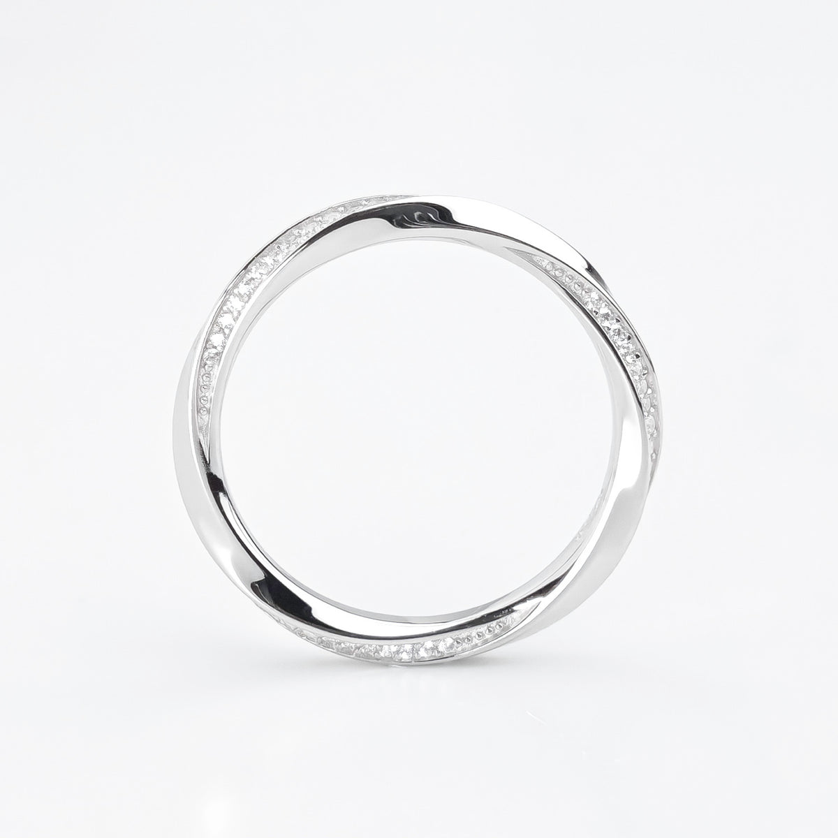 Infinite Flow Möbius Ring