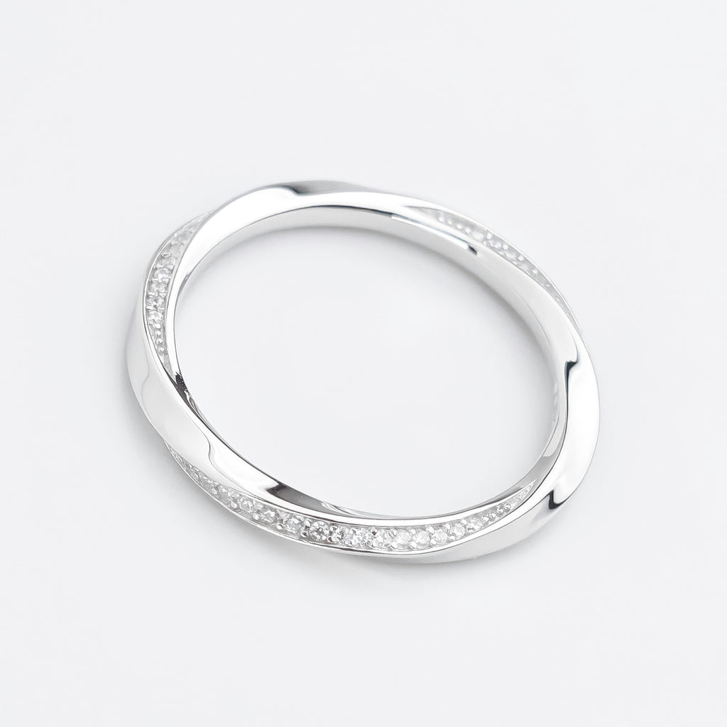 Infinite Flow Möbius Ring