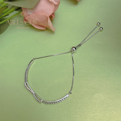 Armband mit gepflasterter Fliege und Bling-Bling-Anhänger B0823