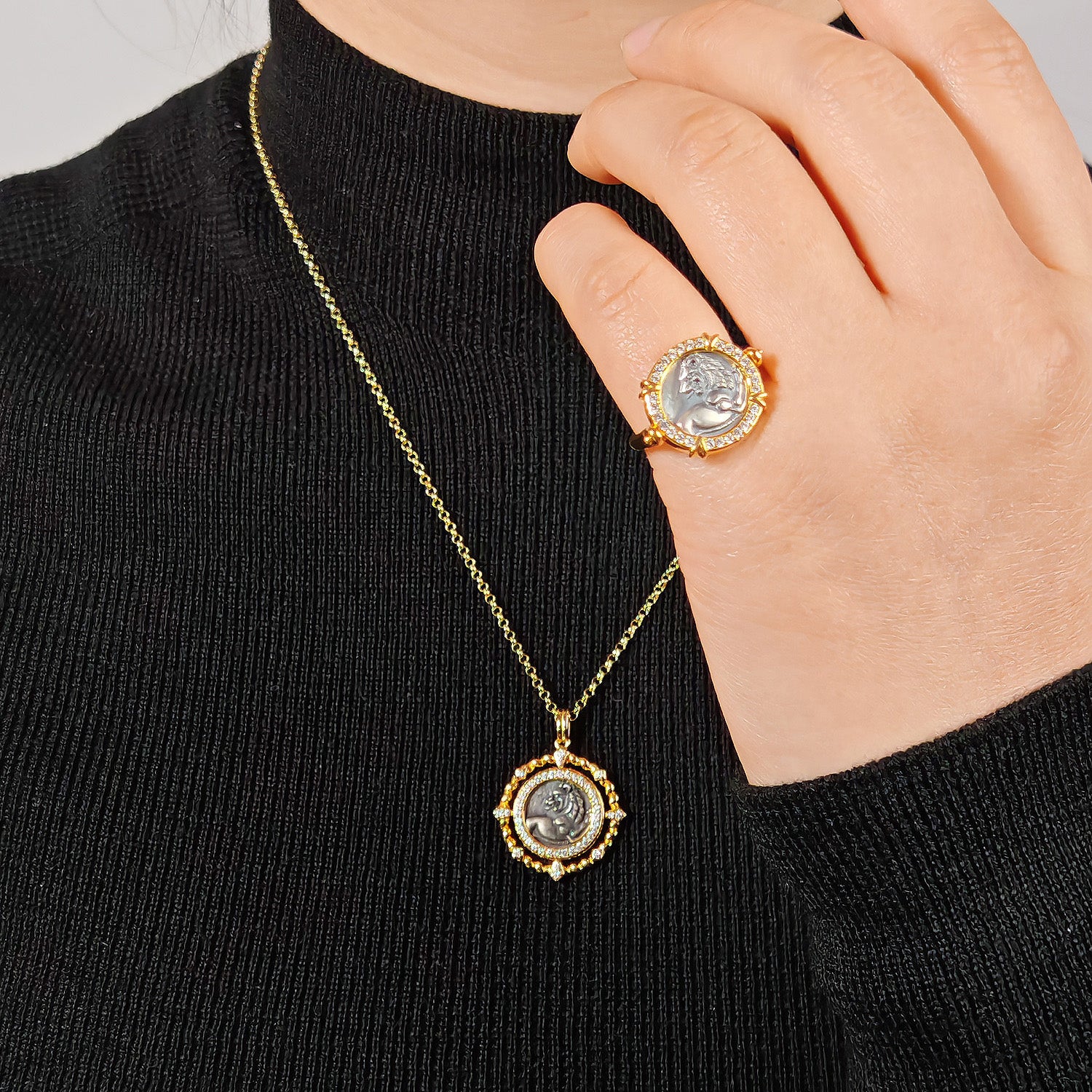 Halskette mit umgedrehter antiker Münze 5982