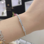 Armband mit gepflasterter Fliege und Bling-Bling-Anhänger B0823