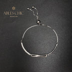 Armband mit gepflasterter Fliege und Bling-Bling-Anhänger B0823