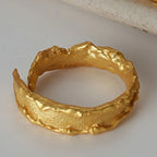 Ring mit abstraktem Mattmuster R179