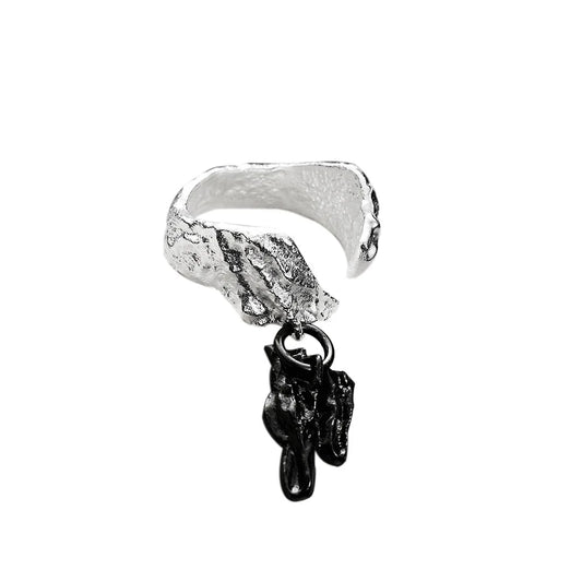 Unregelmäßiger Ring mit Alien-Charme R1172