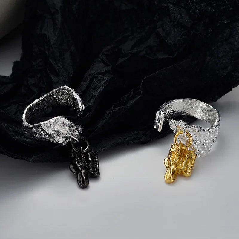 Unregelmäßiger Ring mit Alien-Charme R1172