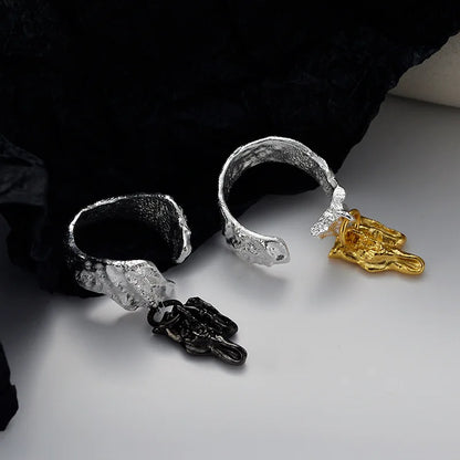 Unregelmäßiger Ring mit Alien-Charme R1172