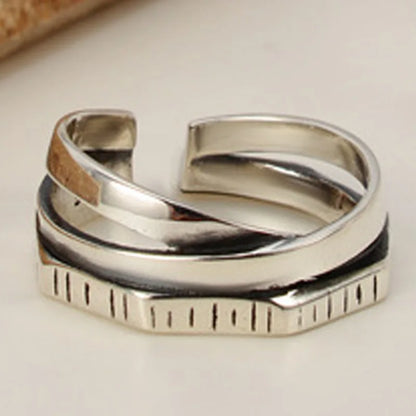 Antiker Ring mit Schraubenstruktur R141