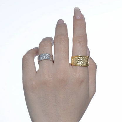 Unregelmäßiger Ring mit geschlagenen Punkten R110