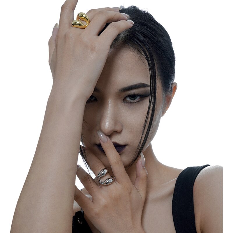 Dicker Ring mit organischem Muster R1071