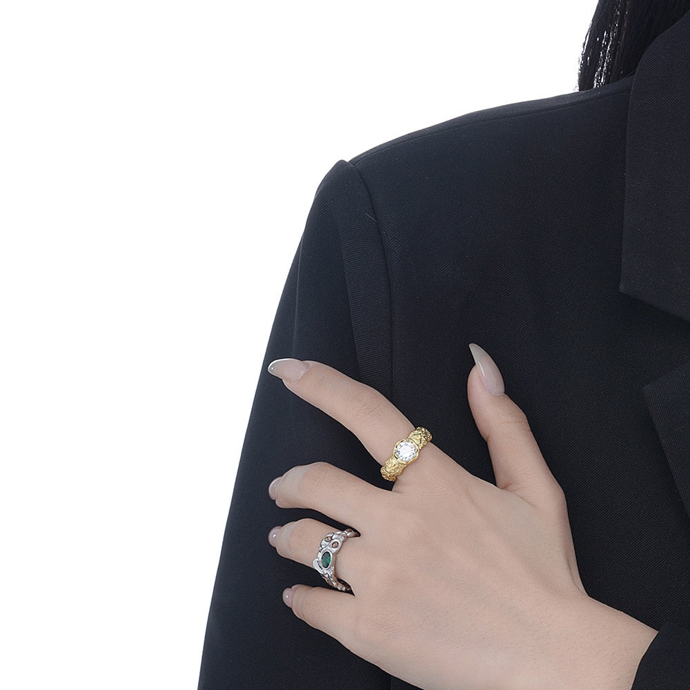 Strukturierter Ring mit CZ-Akzent R1015