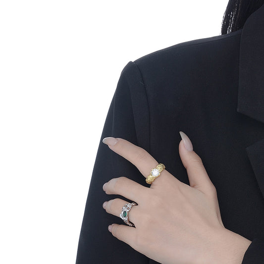 Strukturierter Ring mit CZ-Akzent R1015