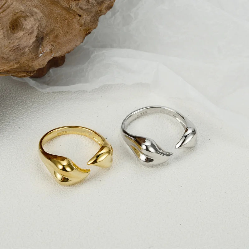 Unregelmäßiger Huggie-Ring mit abstraktem Muster R1145