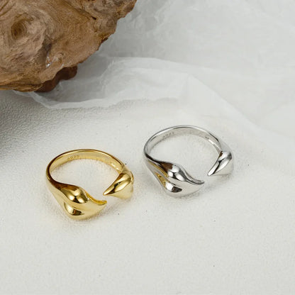 Unregelmäßiger Huggie-Ring mit abstraktem Muster R1145