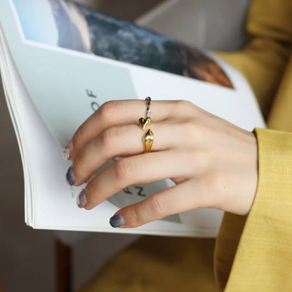 Unregelmäßiger Huggie-Ring mit abstraktem Muster R1145