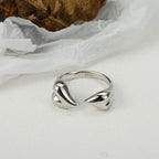 Unregelmäßiger Huggie-Ring mit abstraktem Muster R1145