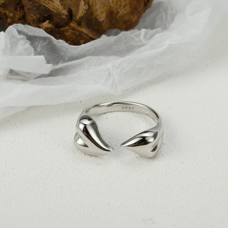 Unregelmäßiger Huggie-Ring mit abstraktem Muster R1145