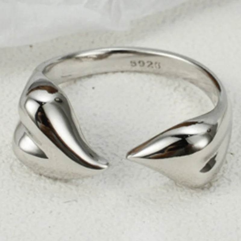 Unregelmäßiger Huggie-Ring mit abstraktem Muster R1145