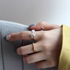 Unregelmäßiger Huggie-Ring mit abstraktem Muster R1145