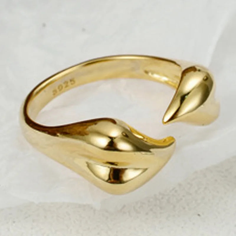 Unregelmäßiger Huggie-Ring mit abstraktem Muster R1145